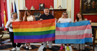 El Ayuntamiento se suma a la conmemoración del Orgullo LGTBIQ+ colgando la bandera de su fachada e iluminándola este fin de semana
