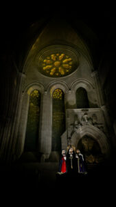 «Vigilia en el templo», de Adrián Martínez Vicente, primer premio del XVII Premio de Fotografía Semana Santa de Cuenca