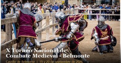 Combatientes con armadura en el Castillo de Belmonte durante el Torneo Nacional de Combate Medieval