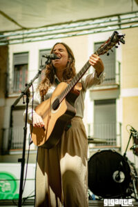 Sandra Bautista cantando en la Plaza Mayor durante el Festival Gigante 2026