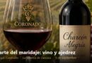 Copa de vino de Bodegas Coronado junto a la botella Charcon Alegria y racimos de uva