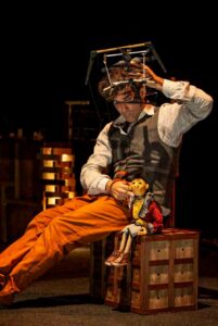 Un actor manipula una marioneta de hilo en el espectáculo NIL de Minusmal