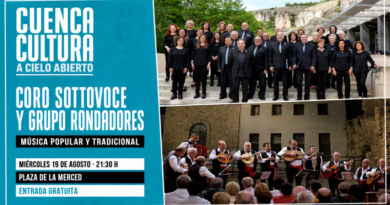 El Coro Sottovoce y el Grupo Rondadores unen sus voces en la Plaza de la Merced
