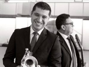 El trompetista Pacho Flores junto a Jesús Pingüino González