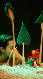 Escena de ¡Que viene el lobo!, de Mondomeraki, con Lobezno y Caperucita