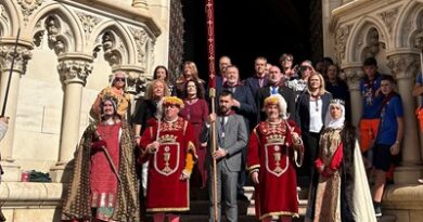 El Ayuntamiento custodia ya el Pendón de Alfonso VIII tras su traslado desde la Catedral