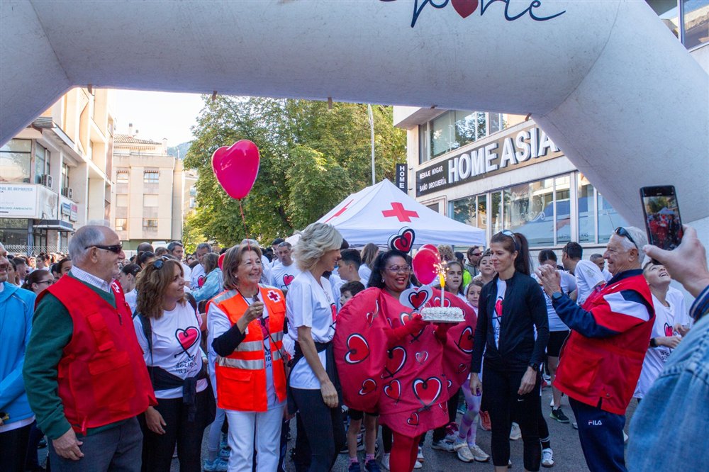 Participantes y voluntariado de Cruz Roja en la salida de la 15.ª Carrera Solidaria por la Infancia en Cuenca
