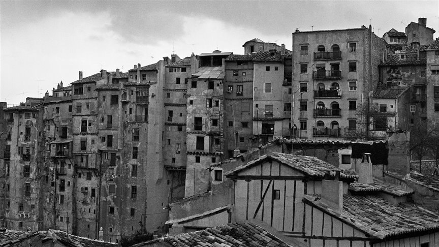 Fotografía en blanco y negro de Cristóbal Hara, de la exposición «Cristóbal Hara: principiante» en el Museo de Arte Abstracto Español