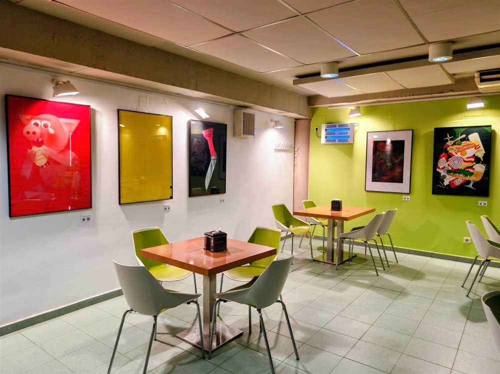 Obras de «Revuelto de Bacon» colgadas en la cafetería de la Facultad de Bellas Artes de Cuenca