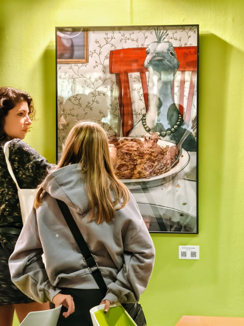 Visitantes ante una de las obras de «Revuelto de Bacon» en la inauguración