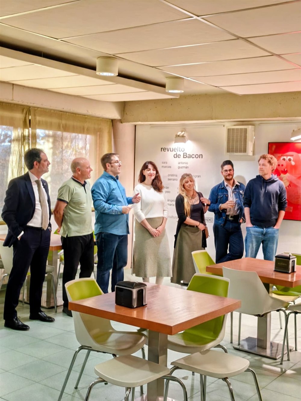 Autoridades y organizadores en la inauguración de «Revuelto de Bacon» en la Facultad de Bellas Artes de Cuenca