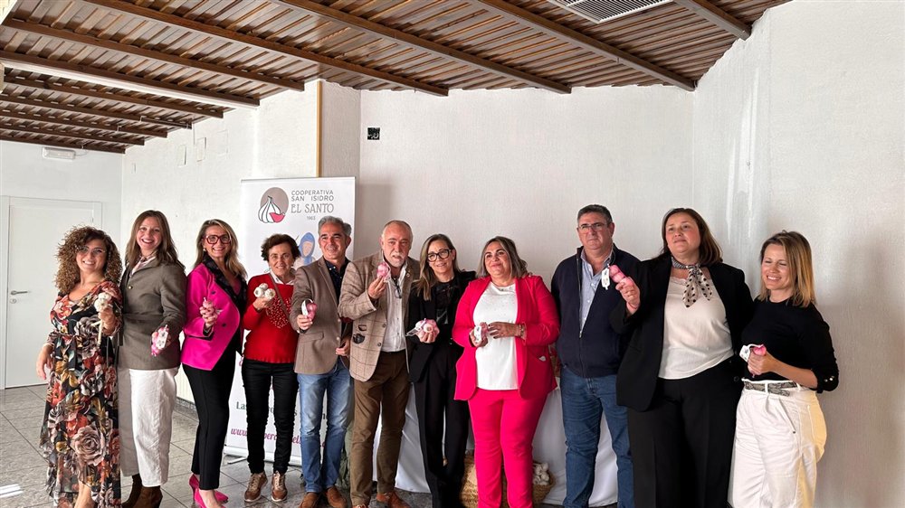 Participantes en la jornada «Alicina, la Esencia de El Santo», con ajos morados en la mano, en Las Pedroñeras