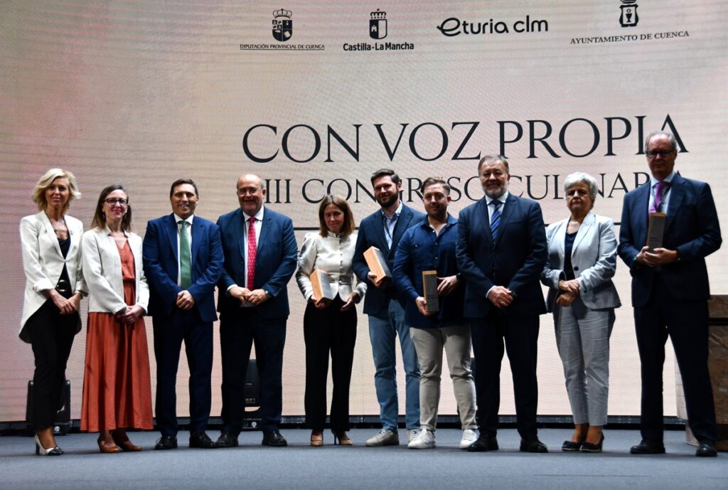 Foto de familia de los Premios Culinaria 2026 ante el lema «Con voz propia» del VIII Congreso Culinaria Castilla-La Mancha en Cuenca