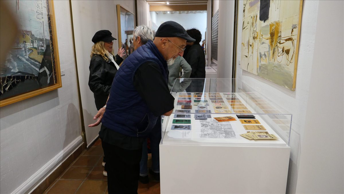 Un visitante observa las publicaciones de Pere Sousa en el Espacio Vitrinas de la Fundación Antonio Pérez