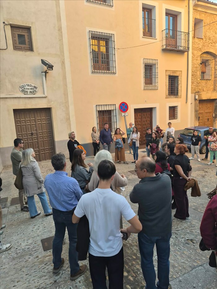 Asistentes a la ruta literaria de la Asociación IDEC por el casco antiguo de Cuenca