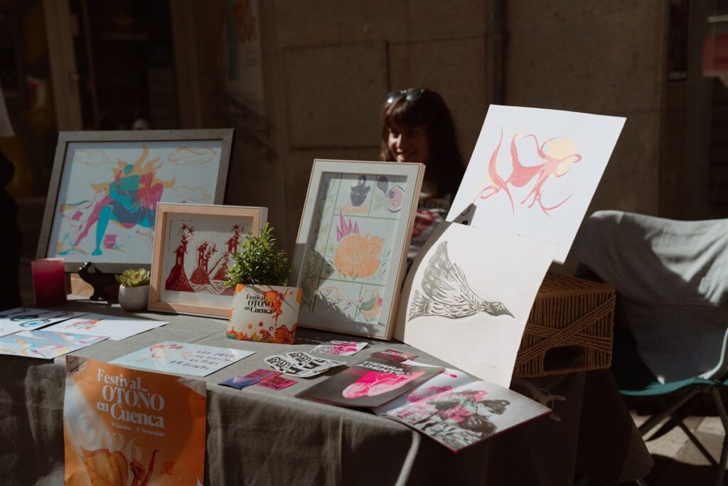 Puesto de láminas e ilustraciones en el Mercadillo Solidario de Carretería a favor de la AECC