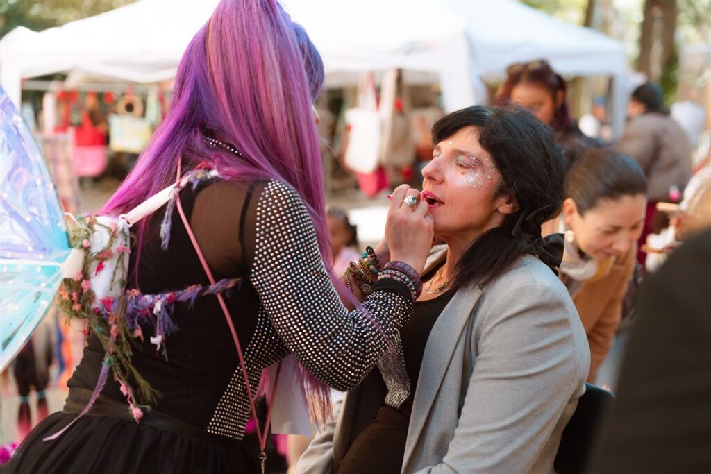 Taller de pintacaras de Pelo Pony en Carretería durante el Festival de Otoño