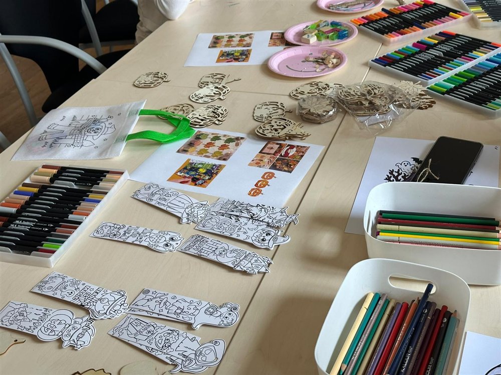 Materiales del taller de manualidades de COCEMFE en el Festival Otoño en Cuenca