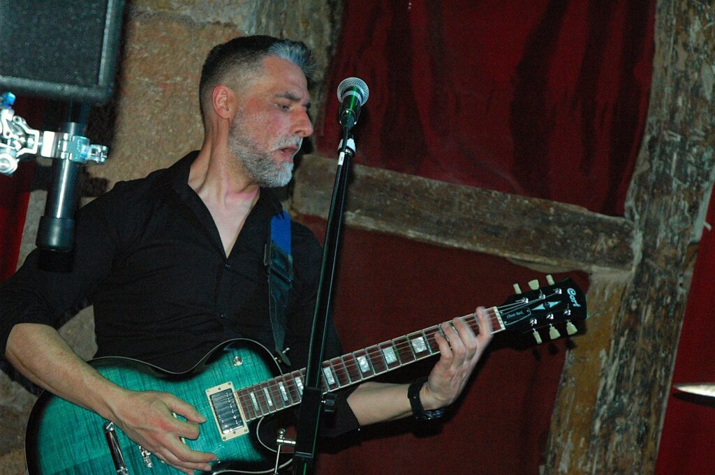 Guitarrista de Inspector Harry durante el concierto en el pub Los Clásicos
