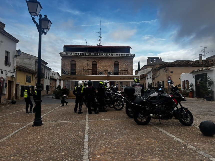 Motos de la IV DinoRider360 en una plaza durante la ruta por la provincia de Cuenca