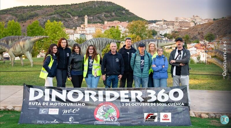 Organización de la IV DinoRider360 ante los dinosaurios del Museo Paleontológico, con Cuenca al fondo