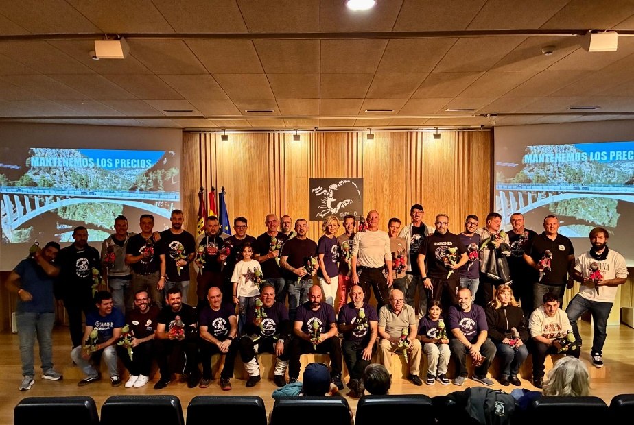Participantes de la IV DinoRider360 en el salón de actos al término de la prueba