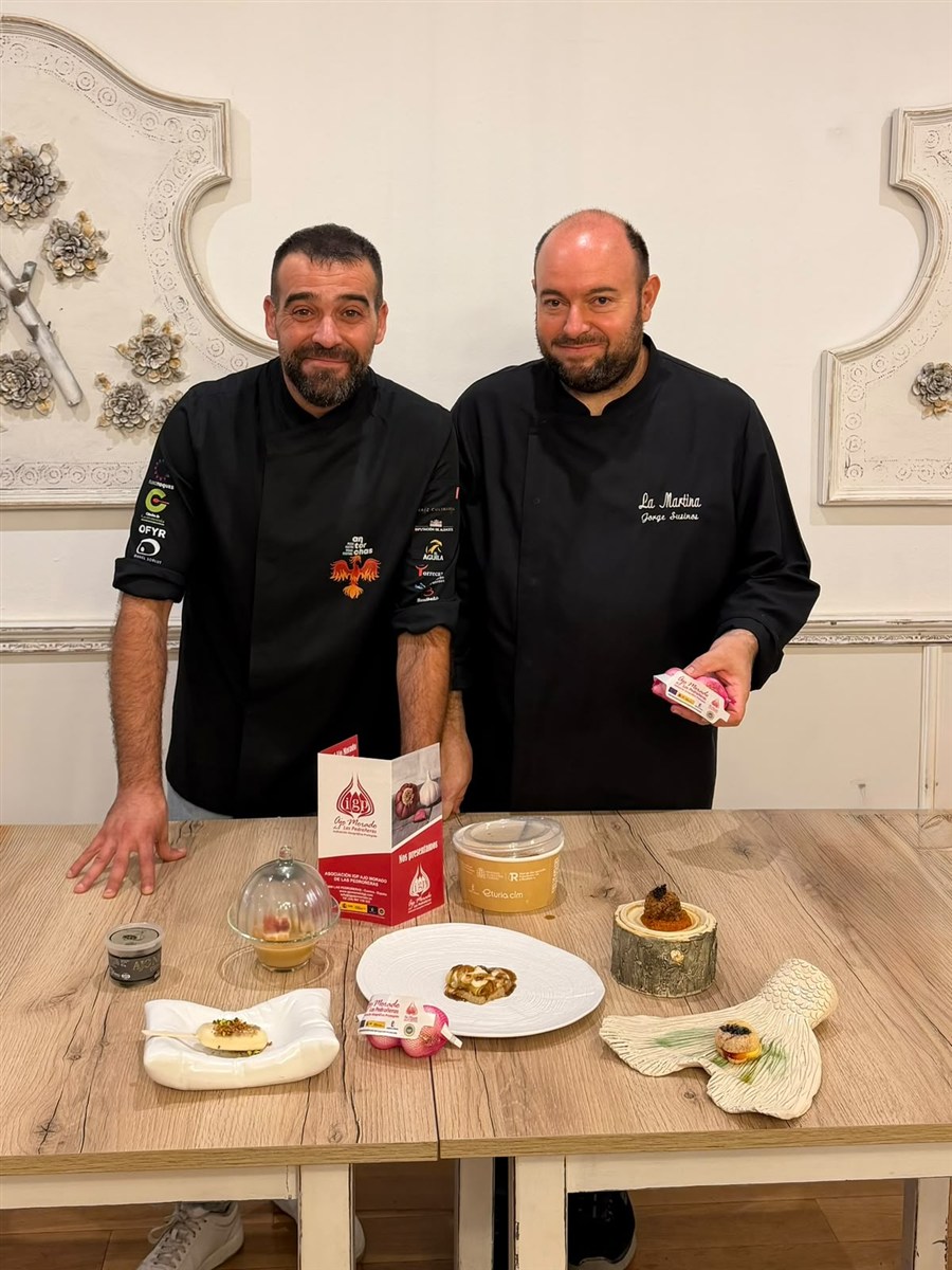 Los chefs José Francisco Atienza y Jorge Susinos con los platos de la jornada del Ajo Morado de Las Pedroñeras