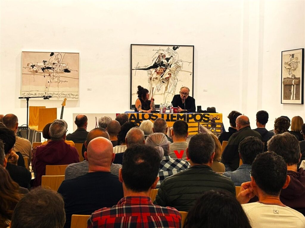 Público llenando la Fundación Antonio Pérez en la charla de Julián Hernández y Sara Morales