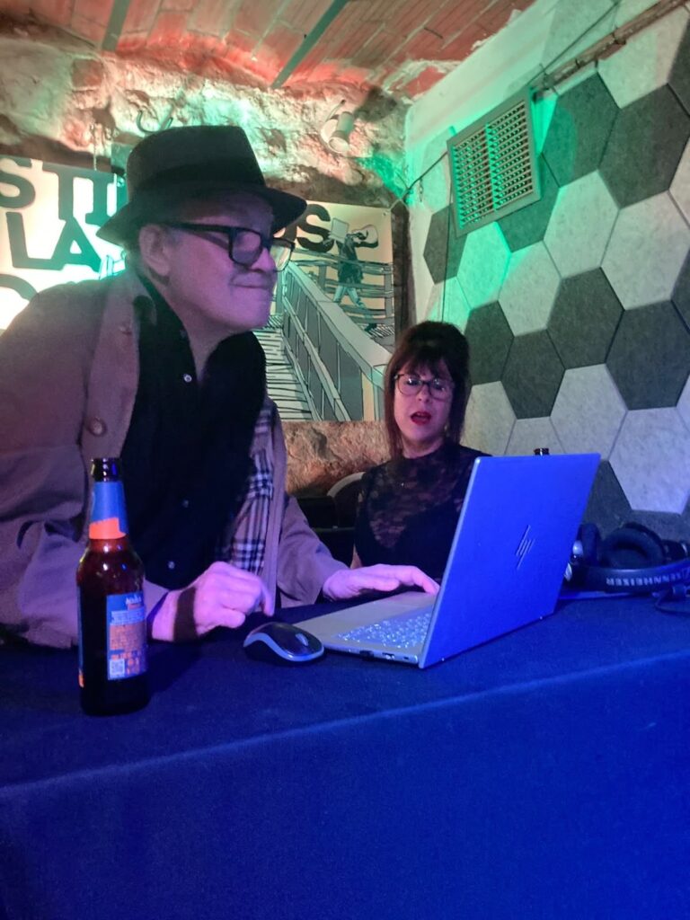 Julián Hernández y Sara Morales en la cabina del pub La Moneda