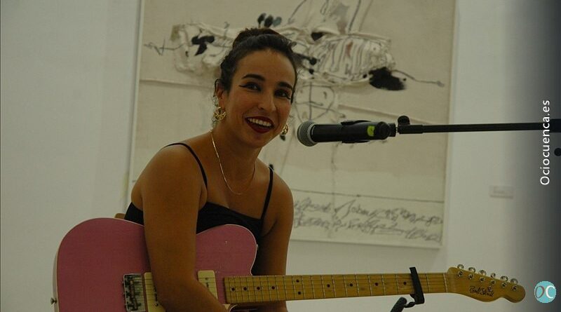 La Perra Blanco, con su guitarra, en la charla de Malos Tiempos para la Lírica en la Fundación Antonio Pérez de Cuenca