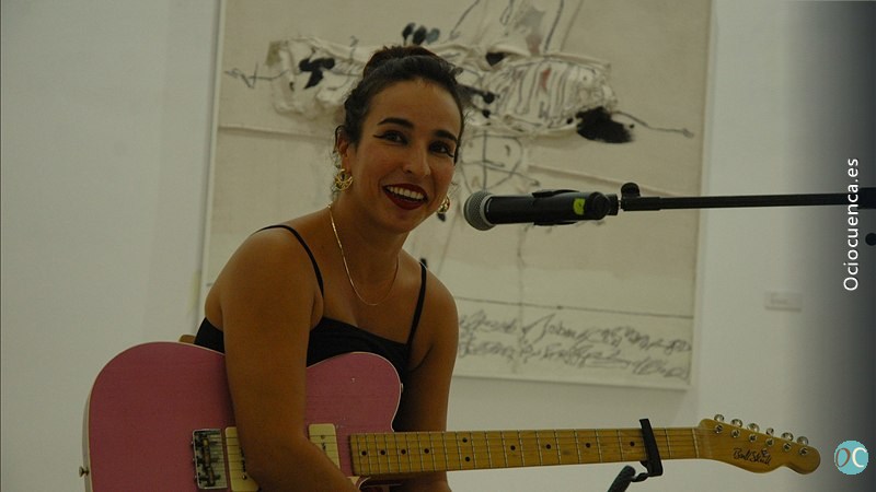 La Perra Blanco, con su guitarra, en la charla de Malos Tiempos para la Lírica en la Fundación Antonio Pérez de Cuenca