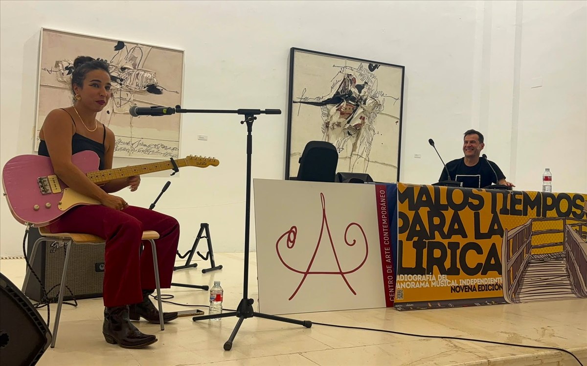 Alba Blanco, La Perra Blanco, durante su charla en el ciclo Malos Tiempos para la Lírica en Cuenca