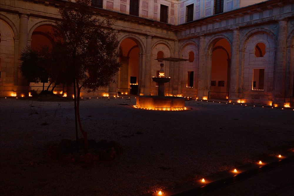 El claustro de la Catedral de Cuenca iluminado con velas