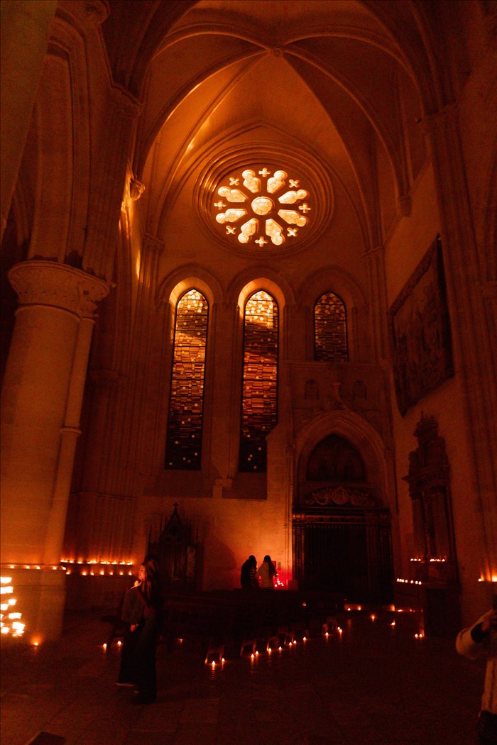 Interior de la Catedral de Cuenca a la luz de las velas