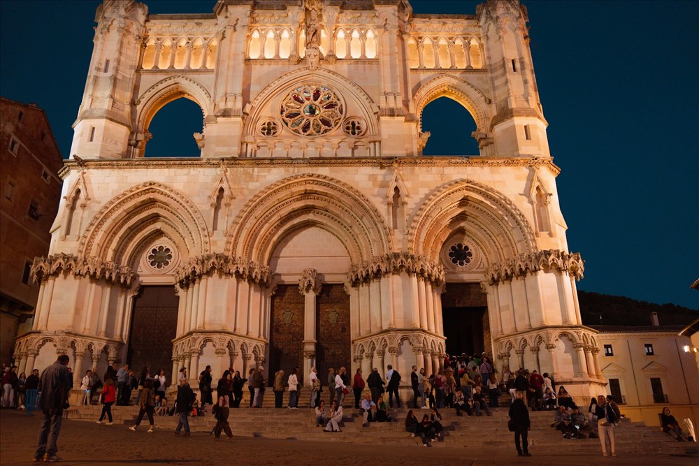 Público ante la fachada de la Catedral de Cuenca antes de la Noche de las Velas