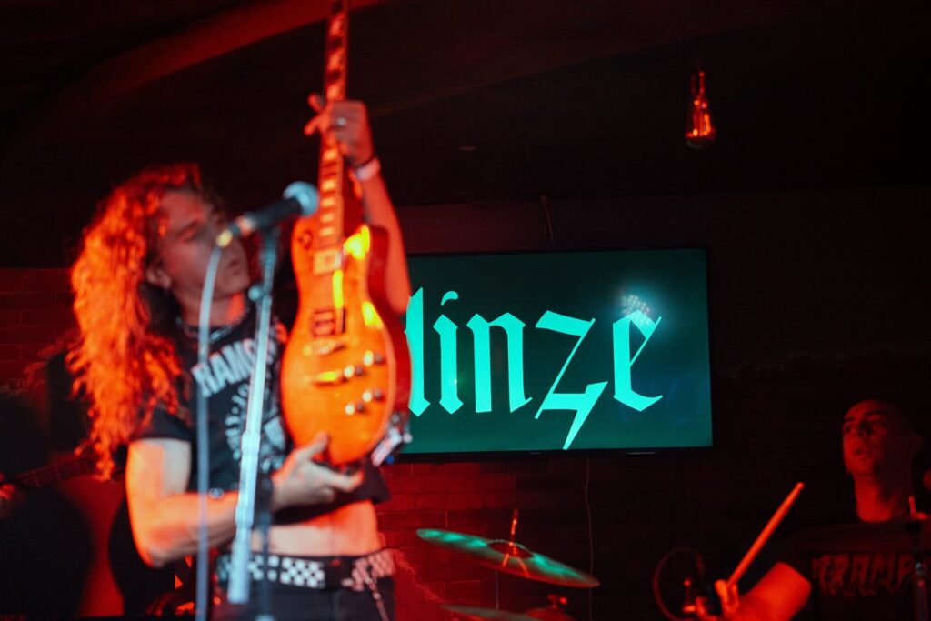 El cantante de Linze levanta su guitarra ante el público de la Sala Bamboleo