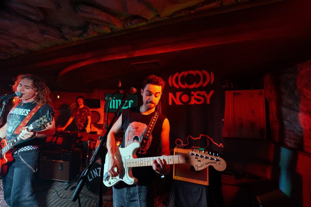 Concierto en la Sala Bamboleo, con el logotipo de Noisy al fondo
