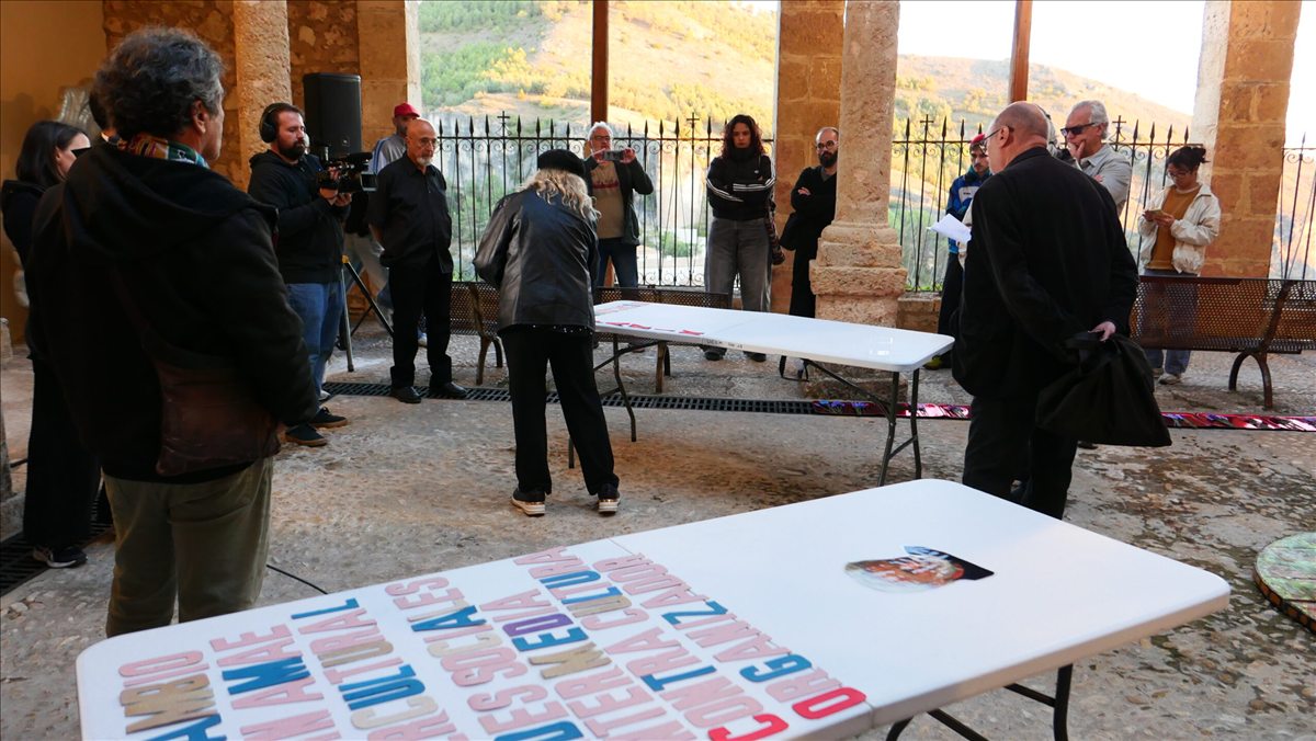 Performance «Eternal Network. Homenaje» en el claustro de la Fundación Antonio Pérez