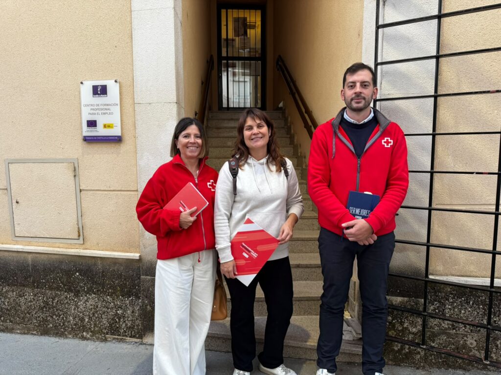 Presentación del nuevo servicio de empleo de Cruz Roja en Cañete, ante el Centro de Formación Profesional para el Empleo