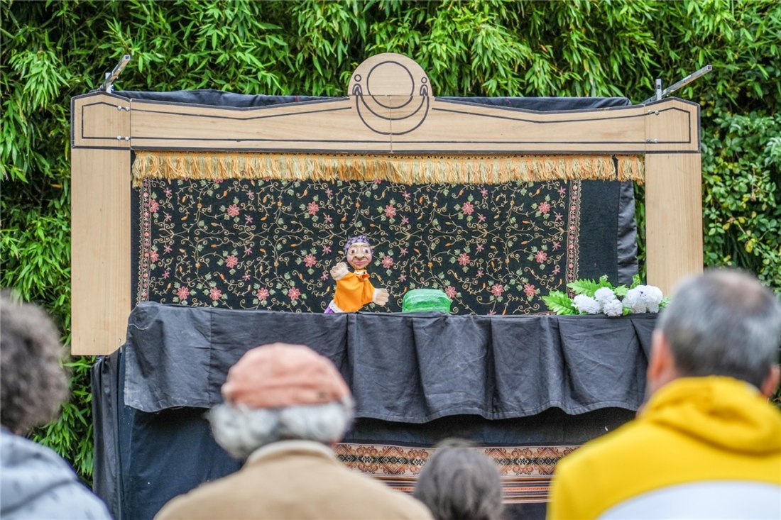 El retablo de títeres de Ostomila durante una función de «Las aventuras del conejo y el coyote»