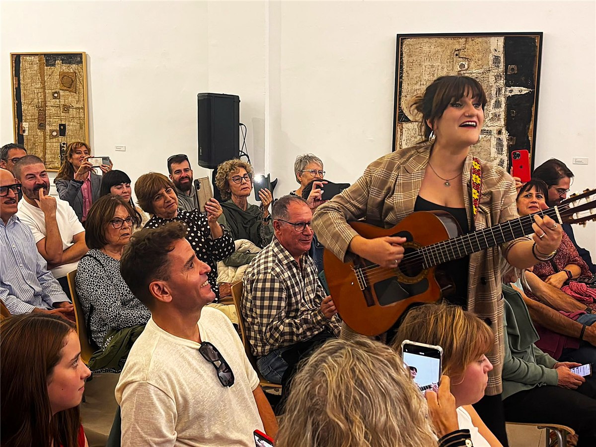 Rozalén canta con la guitarra entre el público al final de la charla