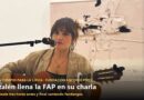Rozalén, con la guitarra, durante su charla en el ciclo Malos Tiempos para la Lírica en Cuenca