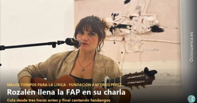 Rozalén, con la guitarra, durante su charla en el ciclo Malos Tiempos para la Lírica en Cuenca