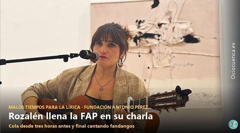 Rozalén, con la guitarra, durante su charla en el ciclo Malos Tiempos para la Lírica en Cuenca