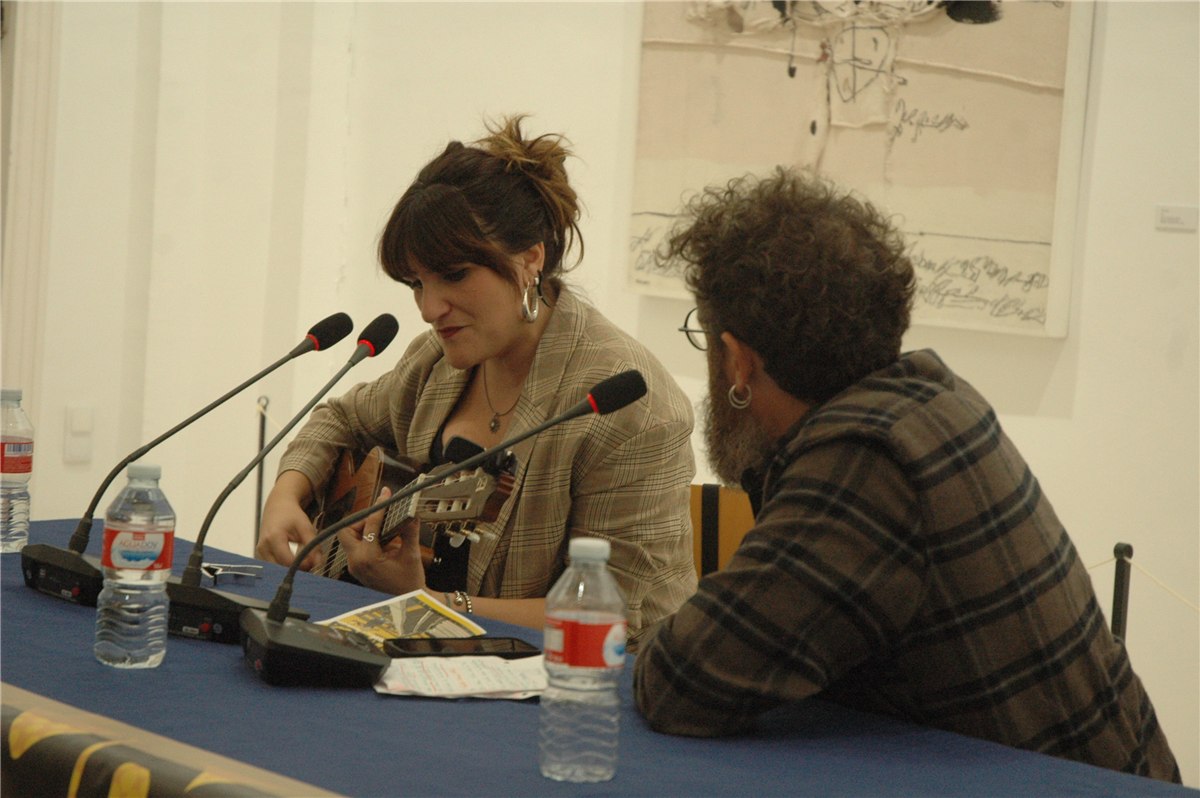 Rozalén y Javi Collado durante la charla en la Fundación Antonio Pérez de Cuenca