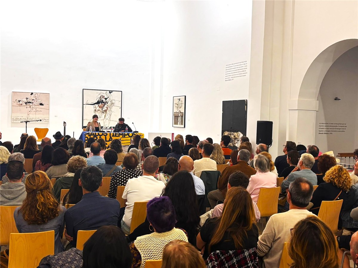 La sala de la Fundación Antonio Pérez, llena durante la charla de Rozalén