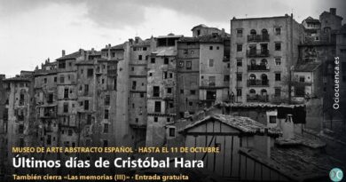 Fotografía de Cristóbal Hara de las casas del casco antiguo de Cuenca, de la exposición «Cristóbal Hara: principiante»