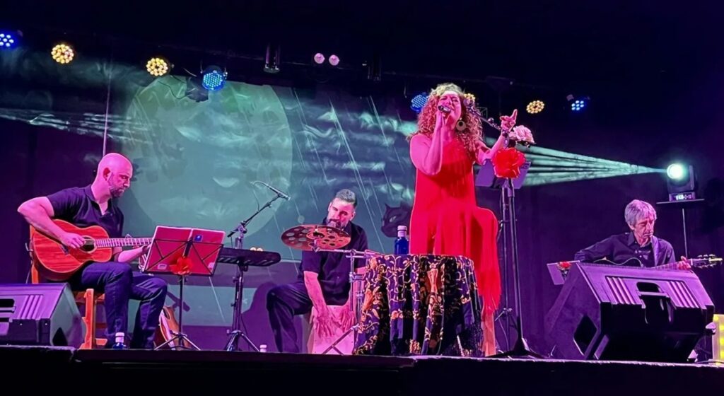 Un siglo en 20 canciones, Horcajuelo Producciones · banda Dindí, en Quintanar del Rey